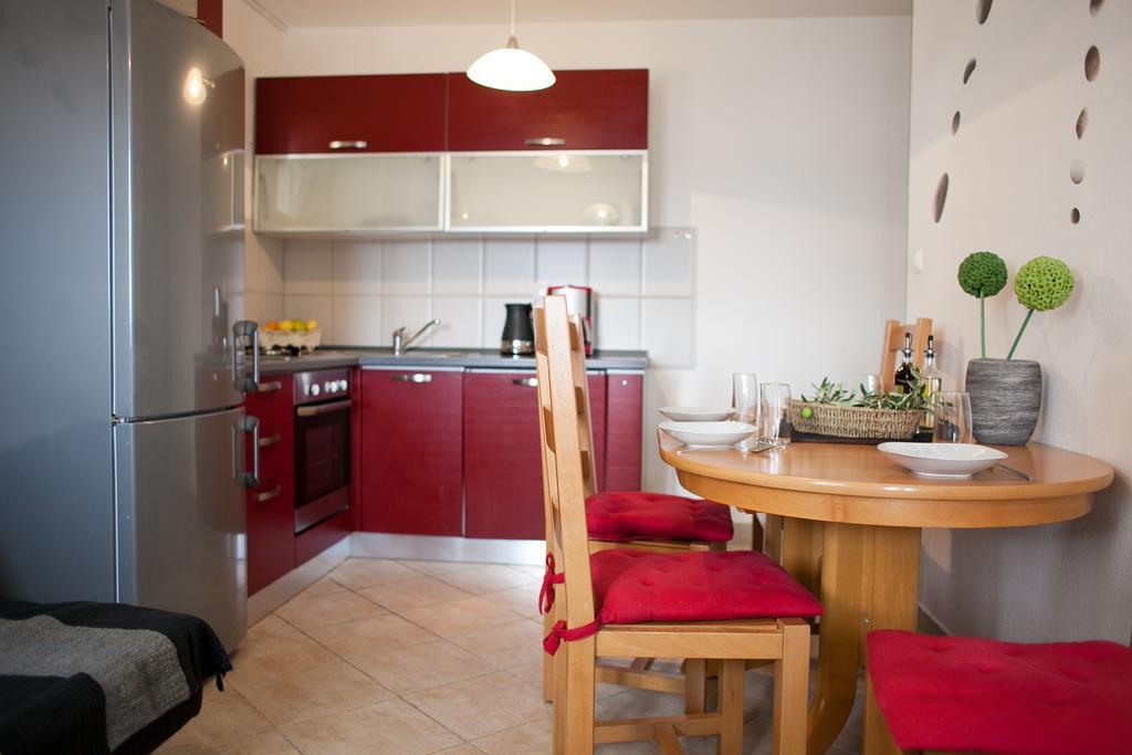 Apartments Mediterranea With Heated Pool พิสัก ภายนอก รูปภาพ