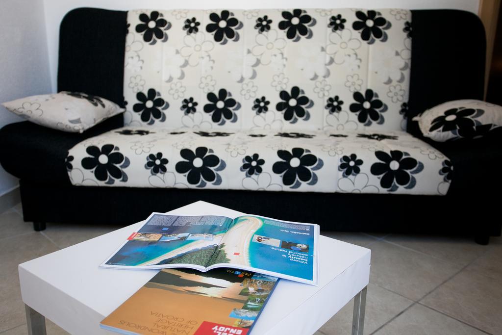 Apartments Mediterranea With Heated Pool พิสัก ภายนอก รูปภาพ